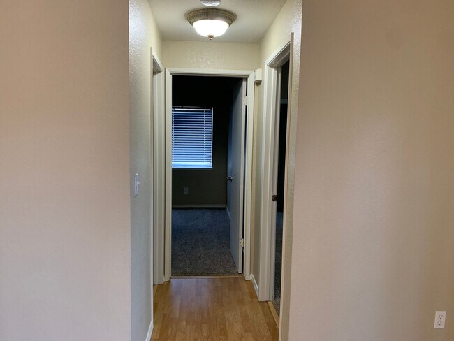 Building Photo - Ready for Move In! Townhome in Brentwood G...