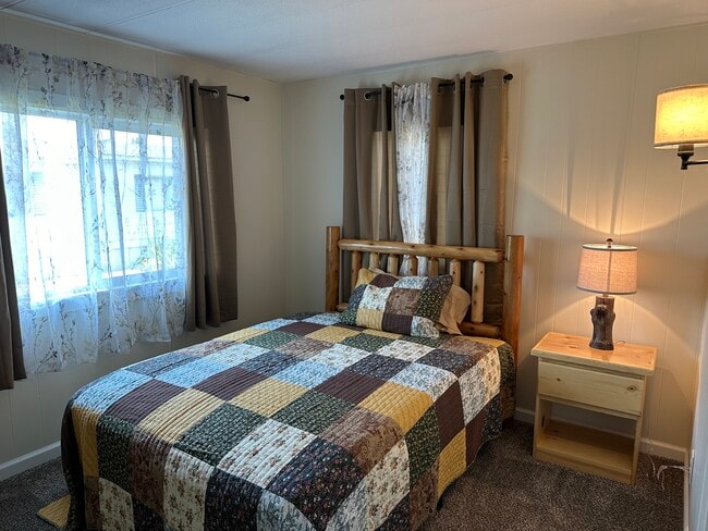 Building Photo - 712 SE Railroad Ave