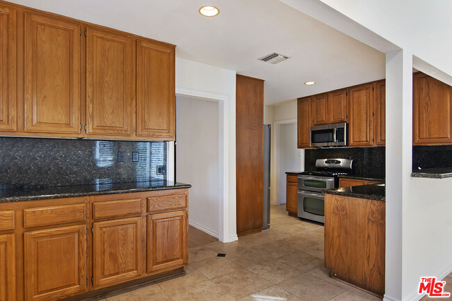 Building Photo - 13958 Peach Grove St
