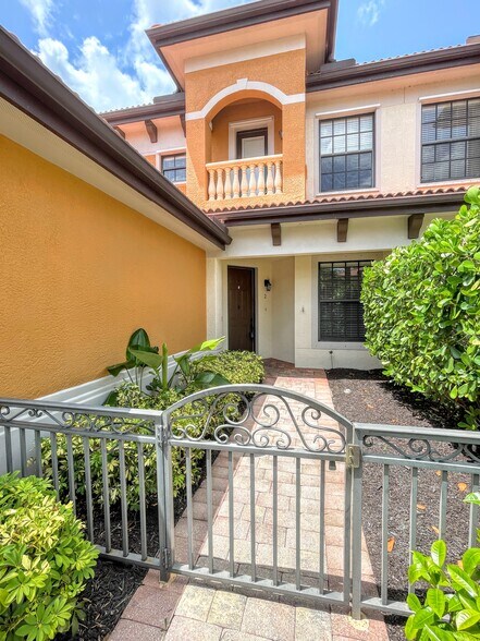 Private Entrance - 1315 Corso Palermo Ct