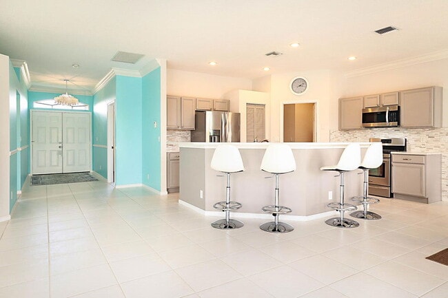 Building Photo - 1422 Fairway Cir