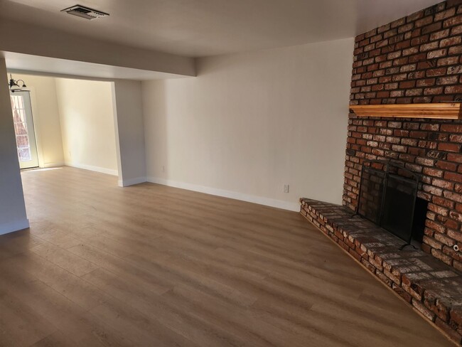 Building Photo - 3bed/2.5bath + Garage Townhome in Tarzana-...