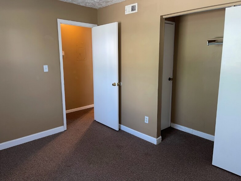 Building Photo - 1392 Summit St