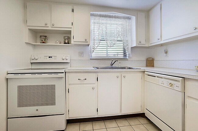 Building Photo - 2703 Dudley Dr W