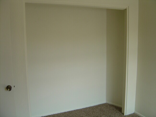 Building Photo - The Villages at Midvale Park 2/2 Condo with AC and all appliances