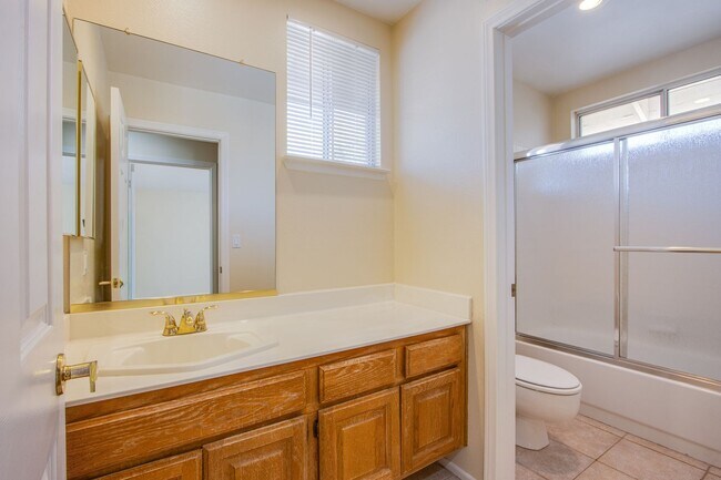 Building Photo - Beautiful 3Bed/3Bath cul-de-sac home located  in The Lakes Community with a sparkling pool and spa!