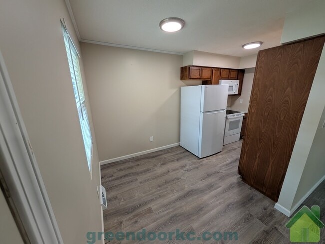 Building Photo - 420 Holiday Dr