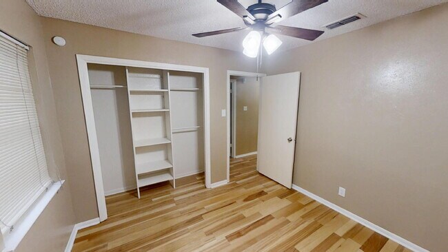 Building Photo - 414 W Voelter Ave