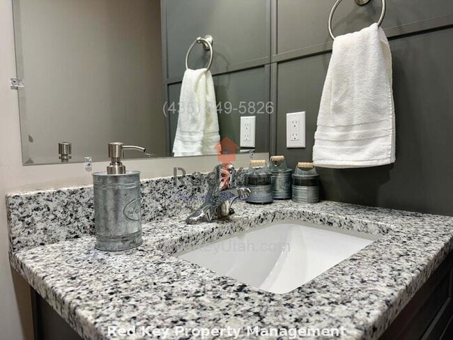 Building Photo - Adobe Rock Dr. Fully Furnished