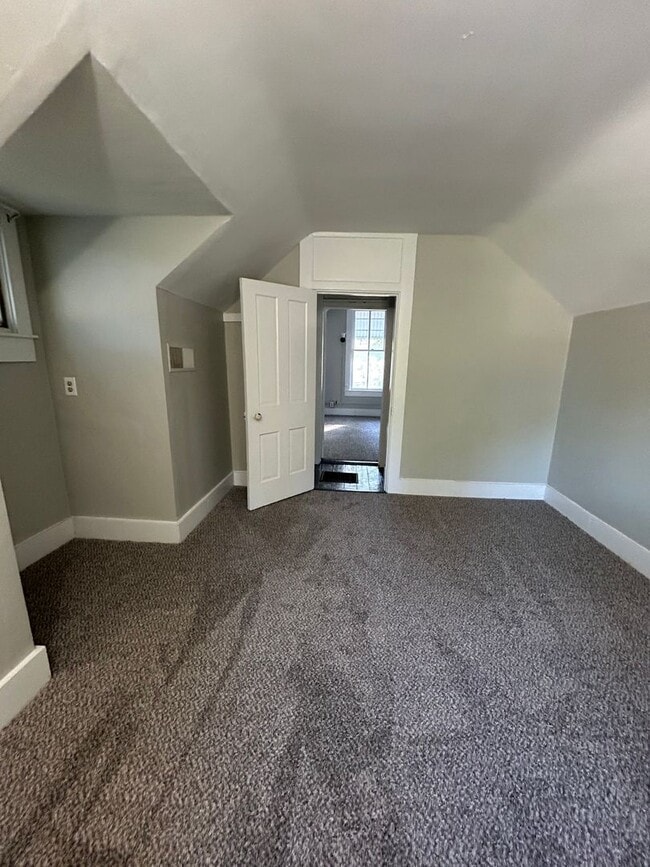 Building Photo - 3 Bedroom Single Family Home Near Columbia...