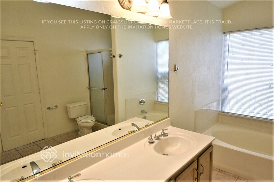 Building Photo - 7934 W Laurel Ln