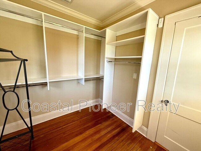 Building Photo - 5406 N Suwanee Ave