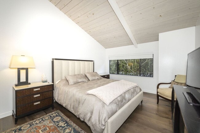 Building Photo - Tastefully Furnished 3 Bed, 2 Bath Home w/ Views of Greenbelt