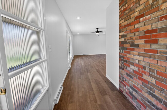 Building Photo - 1022 Queen Ann Dr