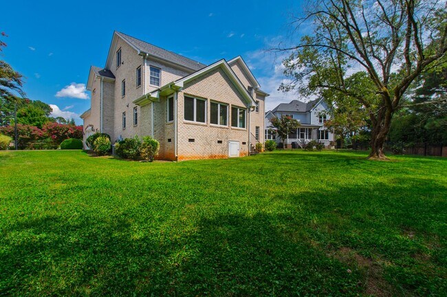Building Photo - Elegant 5-Bedroom Residence with Luxurious...