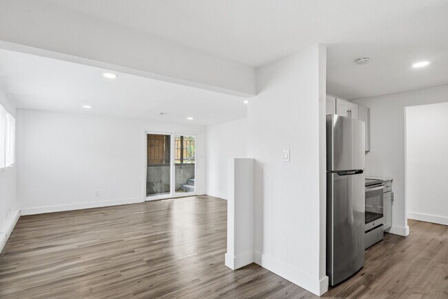 Building Photo - $1,300.95 with $300.00 off the first month's rent, 2 Beds - 1 Bath, Triplex in Aurora with Washer...