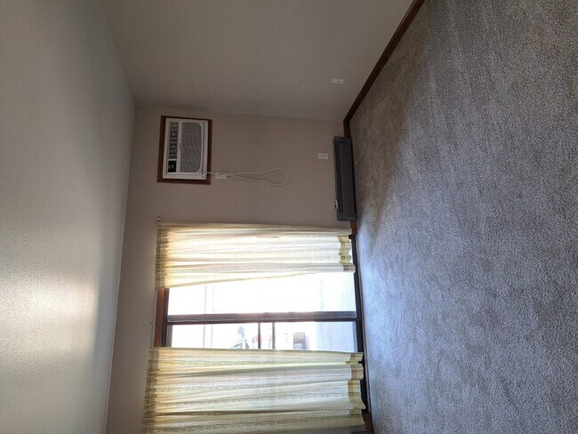 Building Photo - 907 Tayco St
