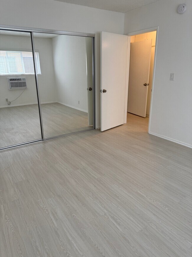 Building Photo - 310 S Sherbourne Dr