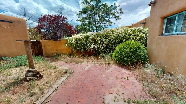 Building Photo - 1424 Agua Fria St