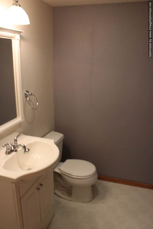 Building Photo - Charming Split-level Home in North Tacoma