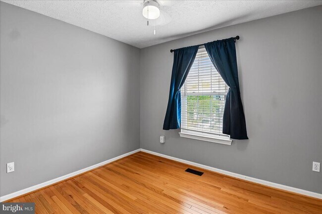 Building Photo - 631 Realm Ct W