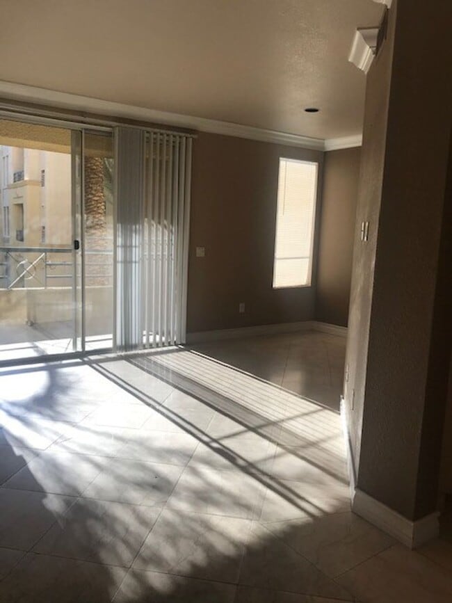 Building Photo - Condo In A Luxurious Community - 1 Bedroom