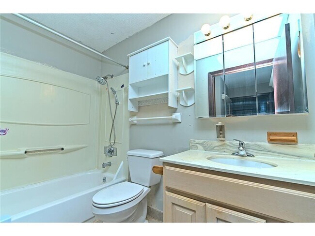 Building Photo - 1601 N Innsbruck Dr