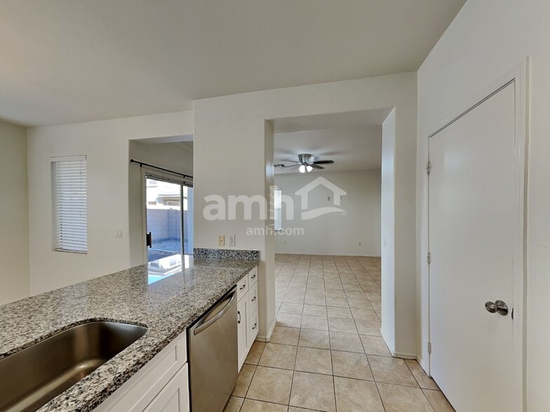 Building Photo - 8710 E Kilarea Ave