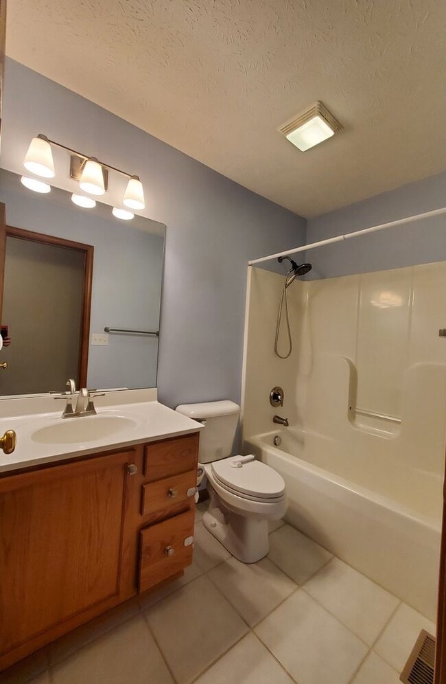 Building Photo - 3-bedroom 2 Full Bath House