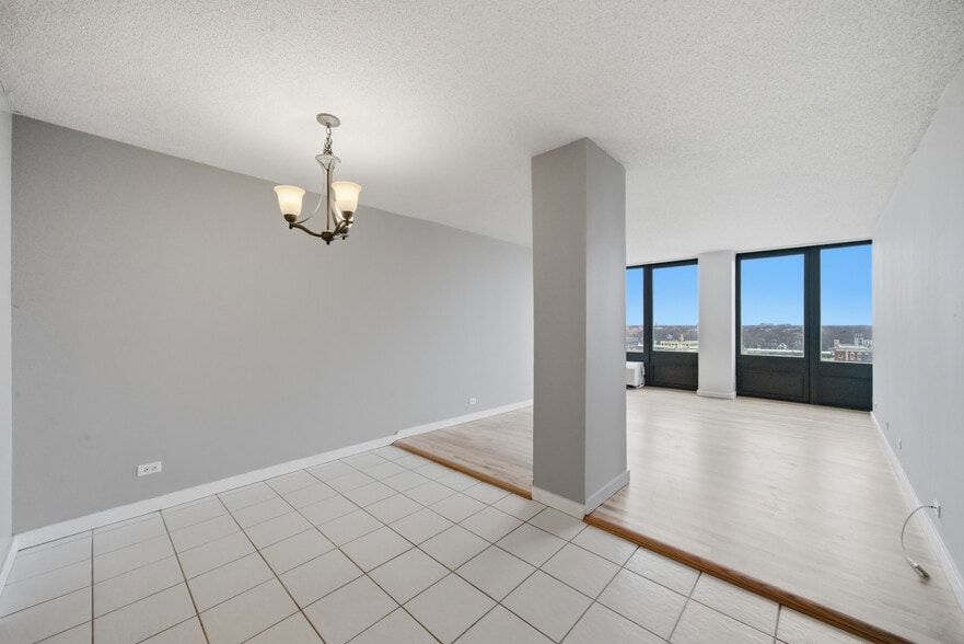 Building Photo - 5320 N Sheridan Rd