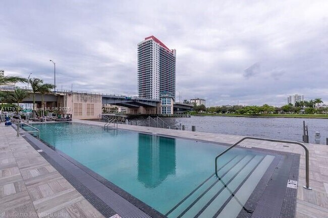 Building Photo - 4010 S Ocean Dr