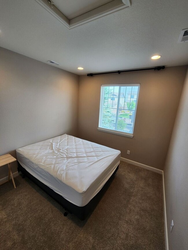 Building Photo - Stunning 4-Bed, 3-Bath Home with Modern Up...