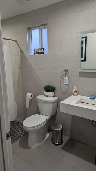 Building Photo - 308 N Francisca Ave