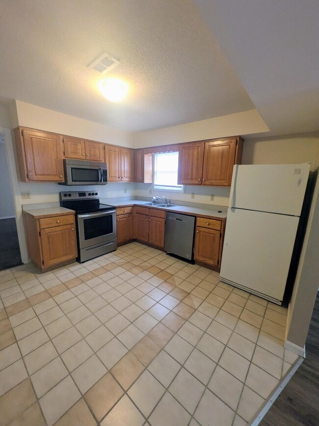 Building Photo - 32 N Cedar Lake Dr W