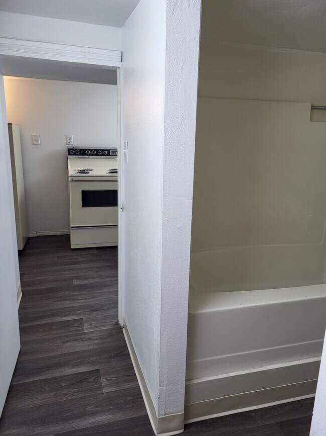 Building Photo - 305-305 W 11th St