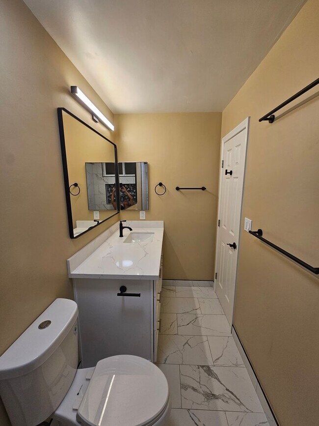 Building Photo - Encinitas Renovated Two Bedroom Apartment