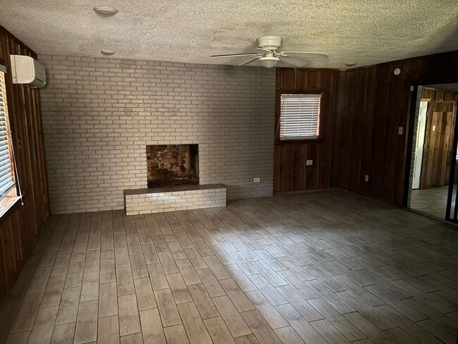 Building Photo - 3 bedroom, 1 bath with covered carport parking