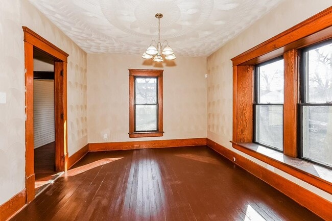 Building Photo - 711 Garfield St