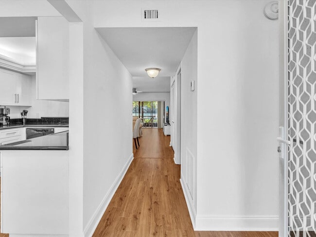 Building Photo - 5087 Oakhill Ln