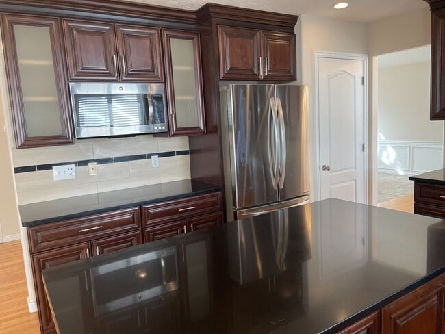 Building Photo - 6 Bedroom/3.2 Bath Home For Rent in Sandy