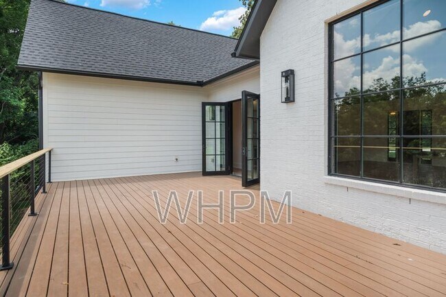 Building Photo - 541 Skyview Dr