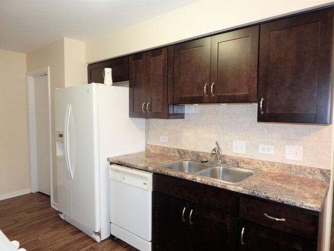 Building Photo - 214 Redwood Ct