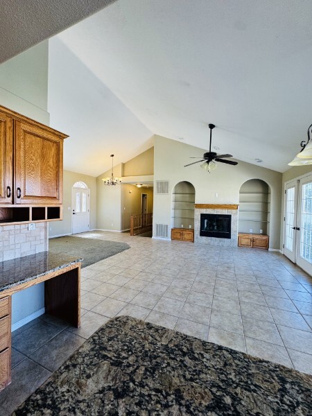 Building Photo - 304 W Mariposa Dr