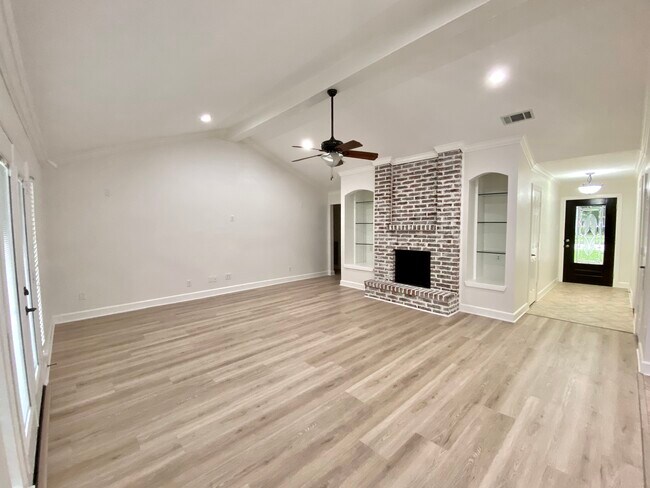 Building Photo - 1121 E San Augustine St