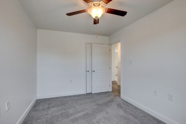 Building Photo - Fresh and so Clean Clean Close to Everything!