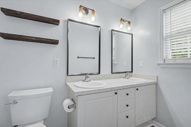 Building Photo - Townhome in Desirable Hedingham Community