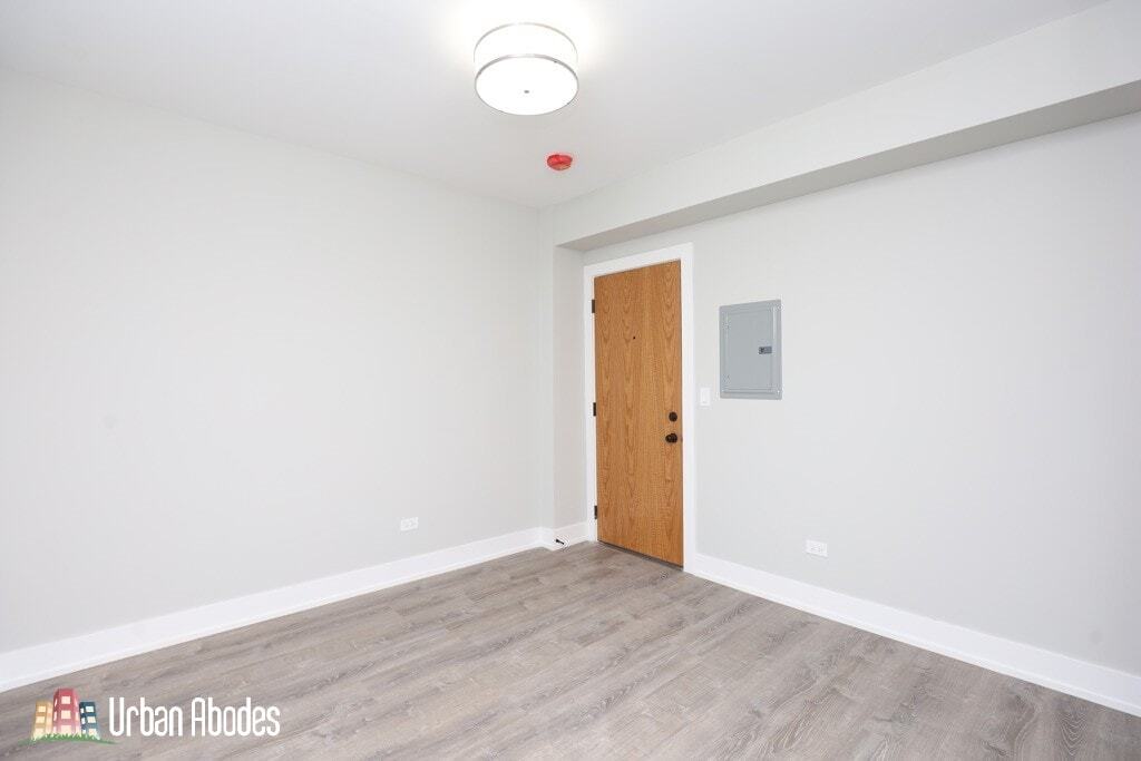 Building Photo - 515 W Belmont Ave