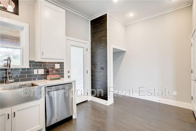 Building Photo - 1821 W 10th St