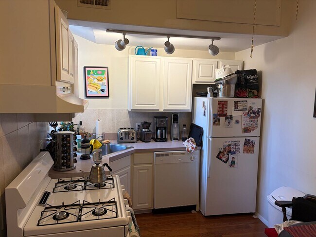 Building Photo - Queen Village - Fabric Row - 1  Bedroom 1 Bath Apartment