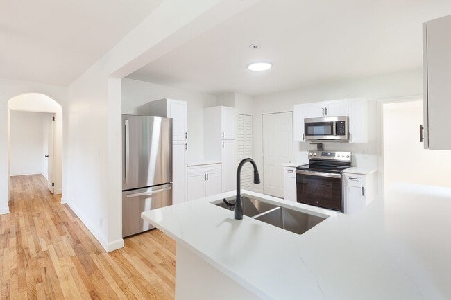 Building Photo - Beautiful Newly Renovated 2/1 w/ Large Fen...